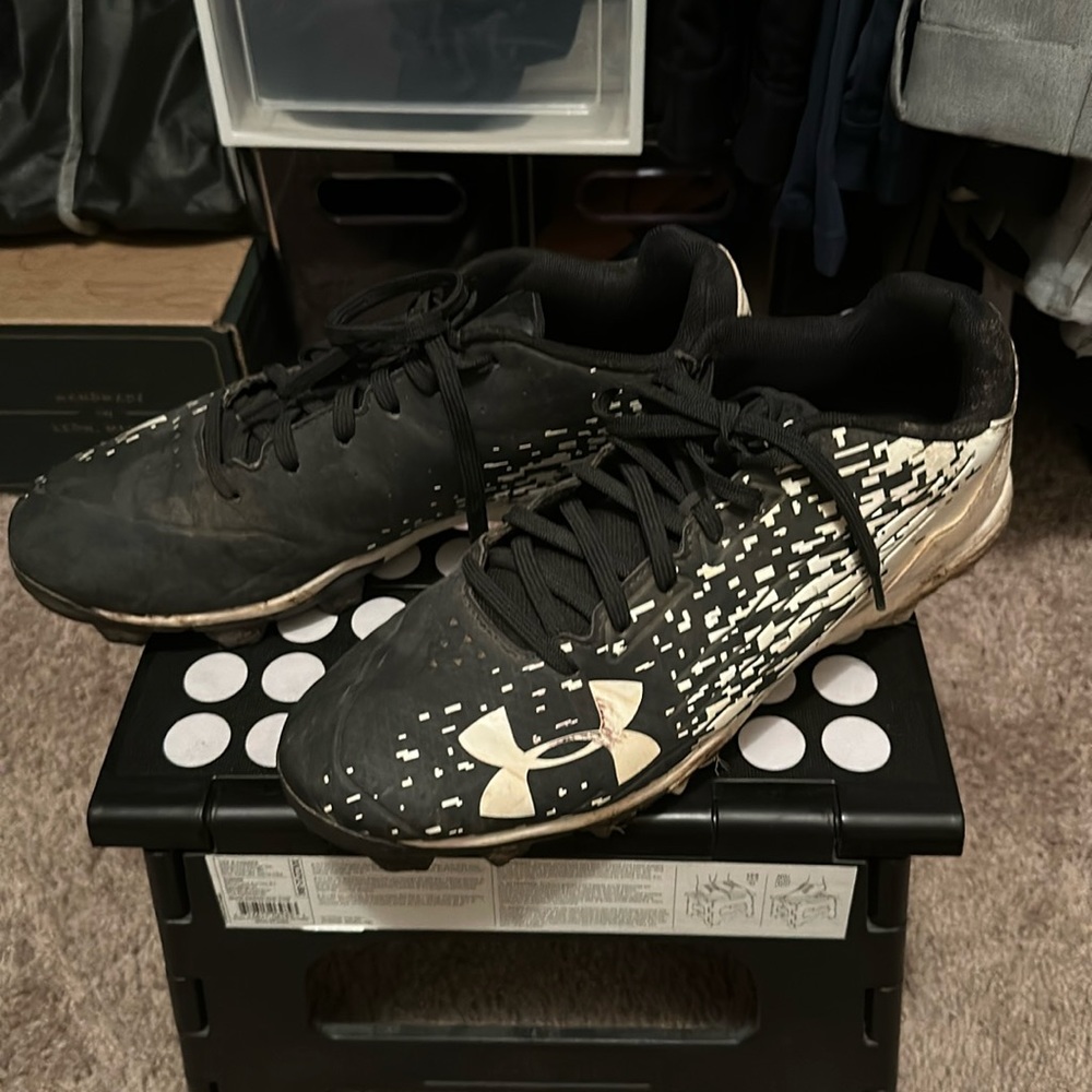 Men’s Under Armour baseball cleats!